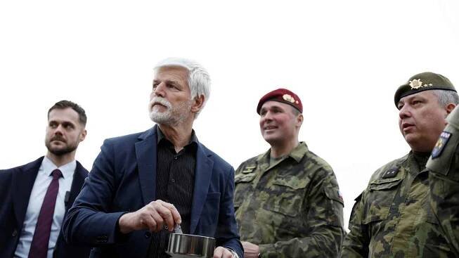Prezident mezi vojáky: Pavel si ve Vyškově prohlédl zbraně i techniku