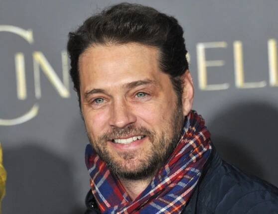 Jason Priestley slaví 50. narozeniny! Proslavila jej zejména role Brandona v Beverly Hills 90210