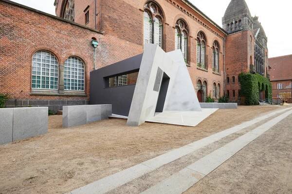 The concept of the new entrance is an extension of the museum’s design language of intersecting planes, one of which forms the sloped floor of the existing entrance plaza | Danish Jewish Museum new entrance | STIRworld