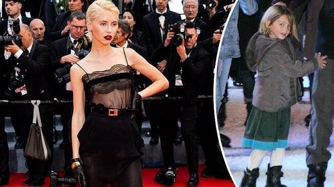 Z roztomilé holčičky kráskou na červeném koberci: Dcera Juda Lawa a Sadie Frost oslňuje na festivalu v Cannes