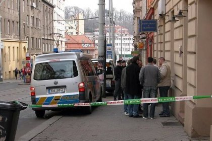 Ozbrojený lupič přepadl banku na Rakovnicku, ukradl desítky tisíc