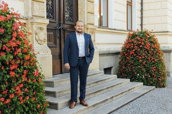Pardubický primátor boural v elektrickém sporťáku, zranil spolujezdce. Dostal jsem smyk, brání se