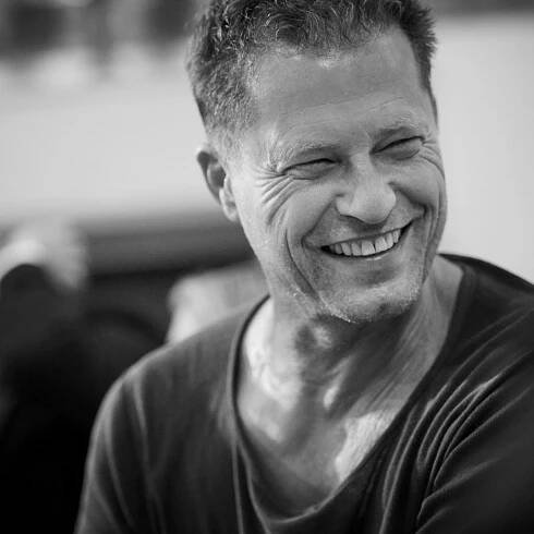 Til Schweiger – Barefoot Living