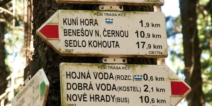 Rozcestník červené a zelené značky na Kraví hoře v Novohradských horách