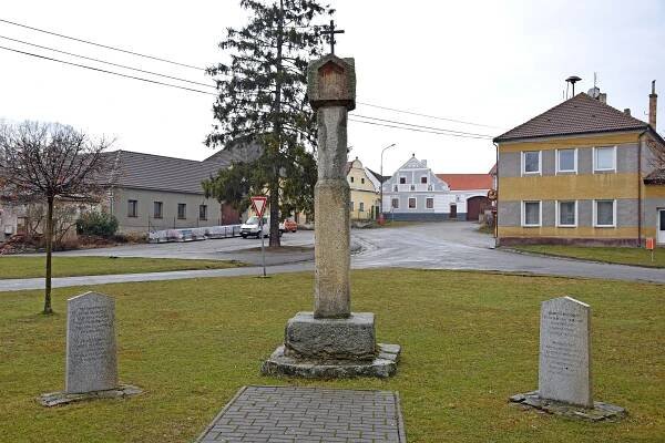 Soubor:Column shrine in Radošovice 03.jpg – Wikipedie