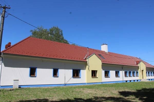 Stočtyřicetiletý kulturní dům v Rohatci je bílomodrý a jako nový