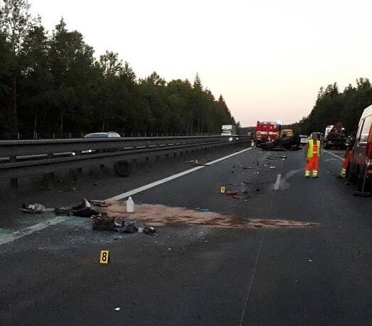 Dálnici D5 časně ráno ochromila nehoda dvou automobilů, dva řidiči se těžce zranili