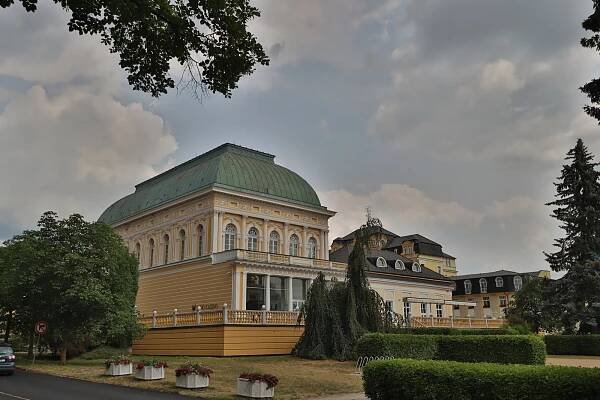 Kráčeli zde Beethoven, Goethe i Němcová, Františkovy Lázně lákají k promenádám