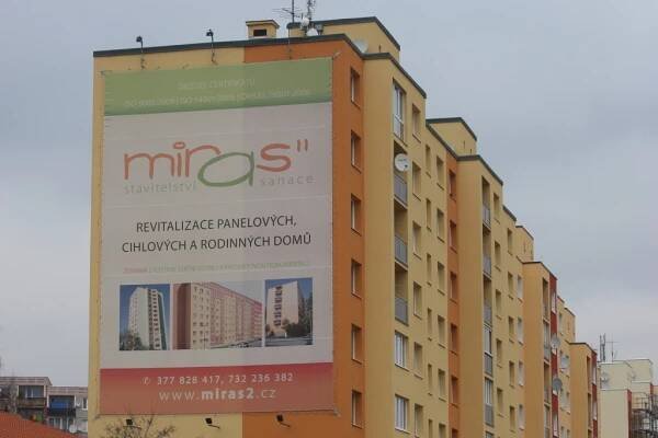 Malby na fasádách: Iluze, reklama i úspora