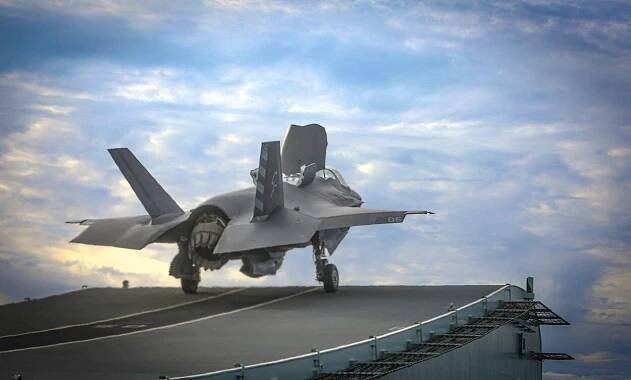 VIDEO: V plamenech klouzala po palubě lodi. Jak havarovala stíhačka F-35
