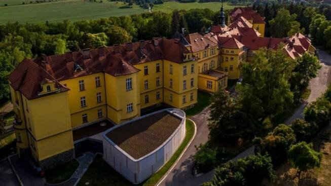 Případ falešných hospitalizací v nemocnici Na Pleši končí. Obvinění přiznali vinu, zaplatili přes milion korun