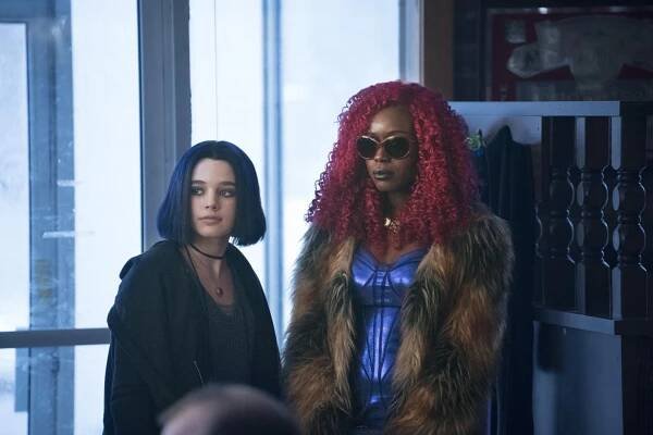 Titans - Počátky - Z filmu - Teagan Croft, Anna Diop