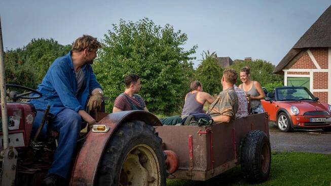 Neuer Wind im Alten Land - Erntezeit - Z filmu - Steve Windolf, Mateusz Grabowski, Felicitas Woll