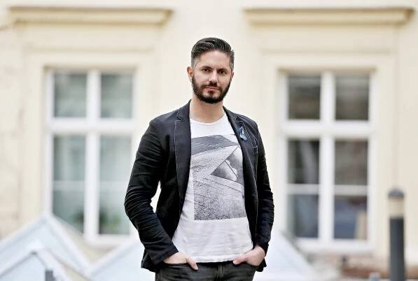 Dezinformace porazí vzdělání. Obchodníci s nenávistí patří k soudu, říká Fialův poradce