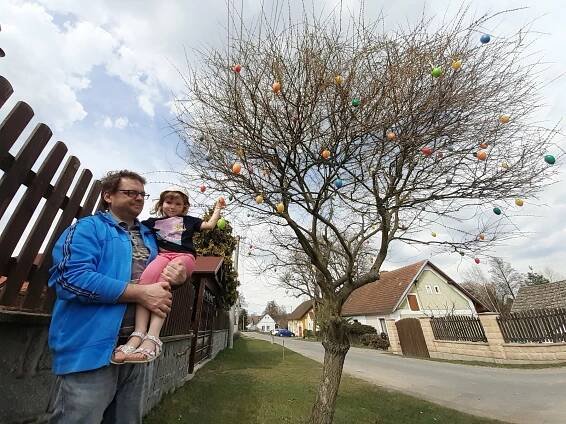 Na velikonoční vrbu u Makovců každoročně přibývají vajíčka