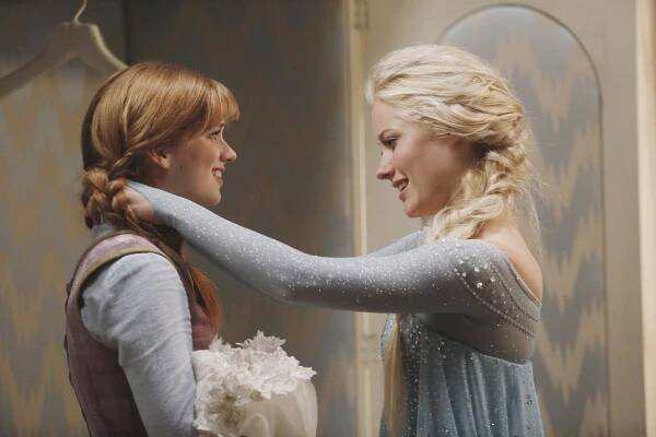 Bylo, nebylo - Příběh dvou sester - Z filmu - Elizabeth Lail, Georgina Haig