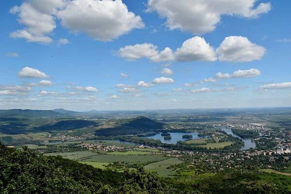 Lovosice a Žernosecké jezero.