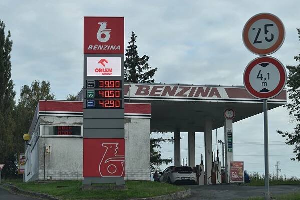 Tankování u Orlenu? Ceny se liší i o sedm korun, někde benzin došel úplně