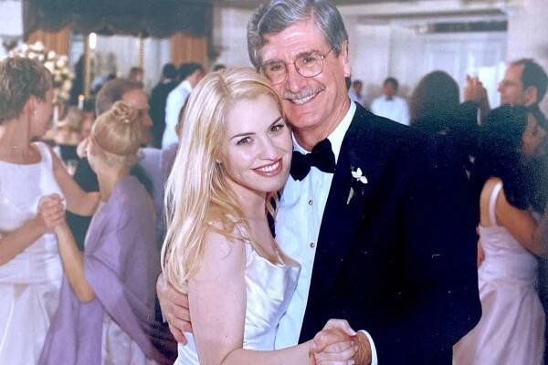Leslie Grossman Mourns Death of 'Legend' Father Marshall Grossman After 'Long Battle' with Parkinson's