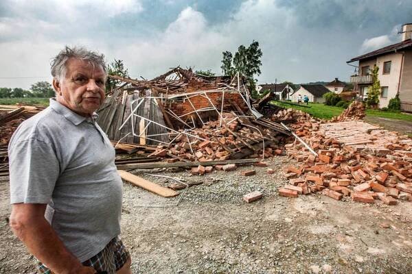 Náchodské tornádo zbořilo stodolu a lámalo stromy