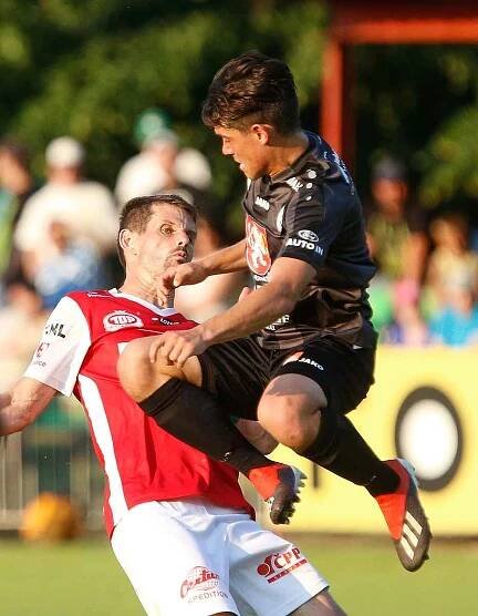 Utkání Fobalové národní ligy mezi FK Pardubice (ve červenobílém) a FC Hradec Králové (v černém) na hřišti pod Vinicí v Pardubicích.