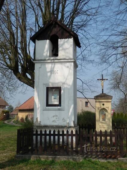 Zvonička s křížkem