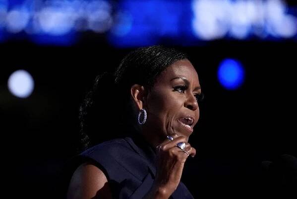 Je posedlý velikostí! Obama si utahoval z Trumpa a gestem ukázal na penis