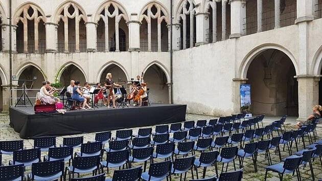 V minulosti hrála Jihočeská filharmonie například na Zvíkově.