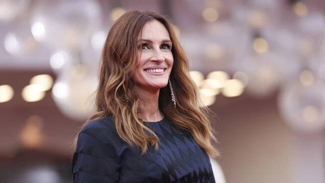 Unkomplizierte Frisuren mittellang ab 50: Julia Roberts mit mittellangen welligen Haaren lächelt