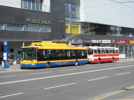 V neděli na trasu Otrokovice-Zlín-Vizovice vyjedou historické vlaky i autobus