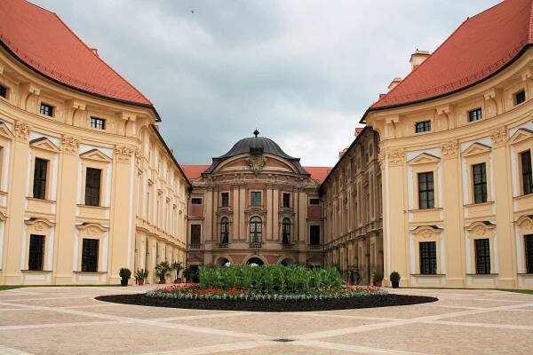 Soubor:Zámek Slavkov u Brna - nádvoří 1.jpg – Wikipedie