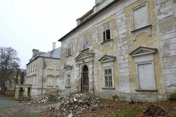 Prodej zámku Hluboš se dostal k soudu, mezitím památka dál chátrá