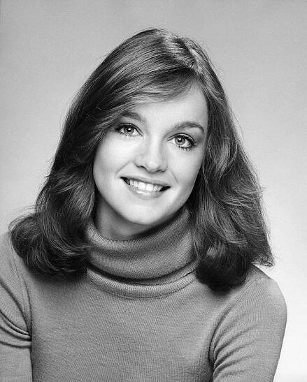 Pamela Sue Martin, 1977.