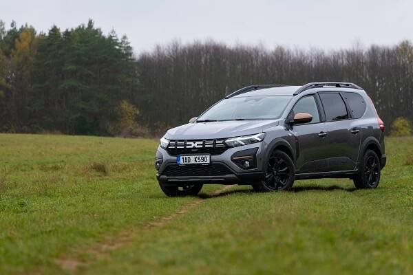 Dacia Jogger Hybrid spojuje úspornost s praktičností. Není ale pro každého, má totiž jednu větší slabinu