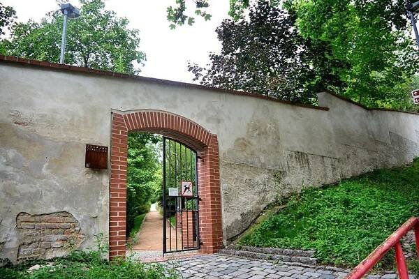 Utajená oáza klidu uprostřed betonové džungle: Ztracená zahrada nabízí romantiku bez psů i bezdomovců