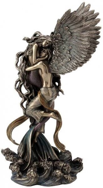 Romantic Lovers Embrace Statue