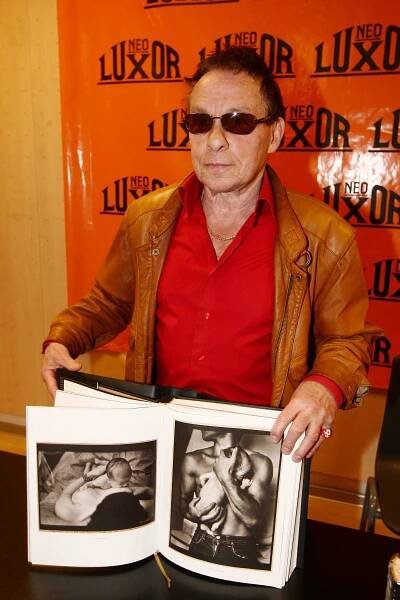 Fotograf Saudek ukázal nejmladšího potomka: Podívejte se, kolik má jeho ani ne dvouměsíční dcera vlásků!
