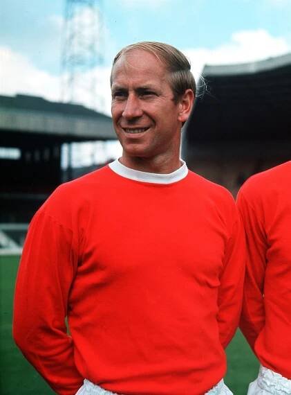 Legendární fotbalista Charlton, který před lety přežil pád letadla s hráči Manchesteru, onemocněl demencí