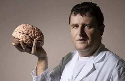 Paměť dnes dostává na frak, říká neurolog Hort. Jak předejít zakrnění mozku a co se to děje s Bidenem?