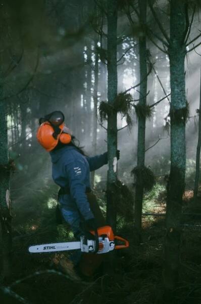 How to Use a Chainsaw Safely: Top Tips and Tricks to Ensure Your Safety
