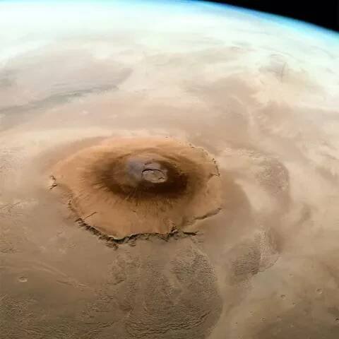 Nejvyšší hora sluneční soustavy - Olympus Mons (21 287 m) | expeditionclub.cz