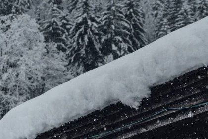 Až tři centimetry sněhu za hodinu. Karlovarský kraj zasáhla sněhová kalamita