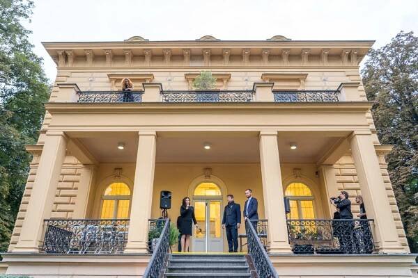 DVEŘE VÝSTAVY AZAJTÓKZÁRODNAK SE OTVÍRAJÍ - Villa Pellé