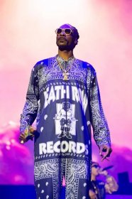 Snoop Dogg Quits Smoking, But Fans Are Suspicious
