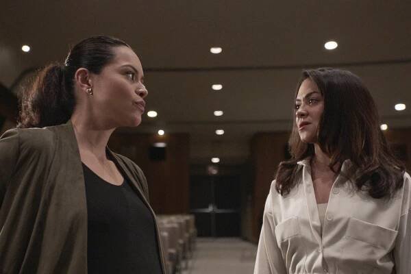 Zelenáč - La Fiera - Z filmu - Alyssa Diaz, Camille Guaty