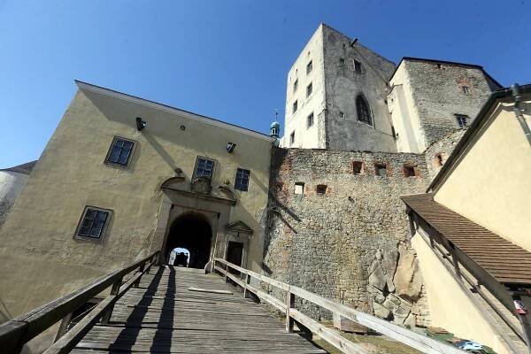 Střechu na Buchlově pokrývají speciálním šindelem z ručně štípaného modřínu