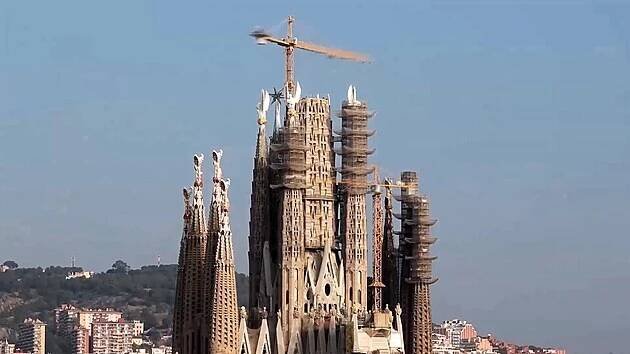 Barcelonská Sagrada Familia je zase blíže dokončení, rozsvítili nové věže - iDNES.cz