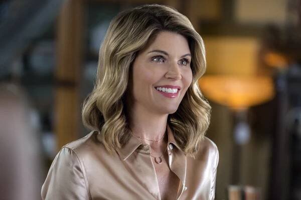 Zaprášená tajemství: Vražda v d moll - Z filmu - Lori Loughlin