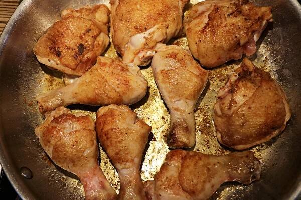 Paella s kuřecím masem a chorizem