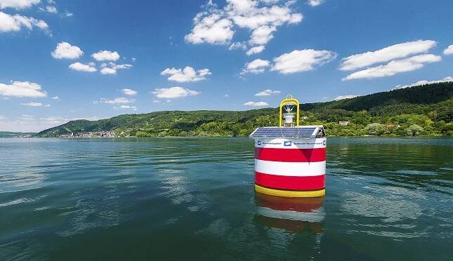 Boje im Bodensee, die das Wasserschutzgebiet über dem Entnahmebereich markiert und zur Überwachung der Wasserqualität beiträgt.